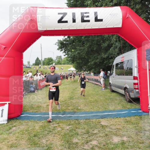 21.06.2025 - 27. Vierlanden-Triathlon MichiJ http://msf.ph/oto/8034335 15.06.2026 12:57:54 Ziel 75, 713, 976 meine-sportfotos.de
