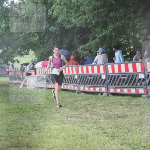 21.06.2025 - 27. Vierlanden-Triathlon KatJ http://msf.ph/oto/8034336 15.06.2025 13:48:23 Ziel 901 meine-sportfotos.de