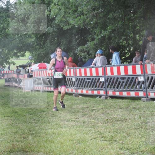 21.06.2025 - 27. Vierlanden-Triathlon KatJ http://msf.ph/oto/8034341 15.06.2025 13:48:24 Ziel 901 meine-sportfotos.de