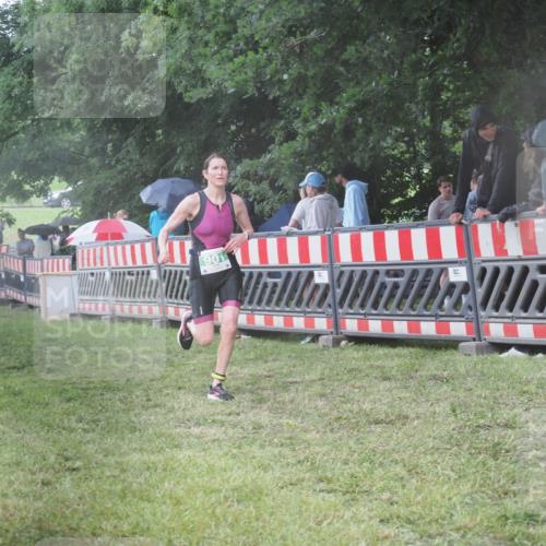 21.06.2025 - 27. Vierlanden-Triathlon KatJ http://msf.ph/oto/8034351 15.06.2025 13:48:24 Ziel 901 meine-sportfotos.de