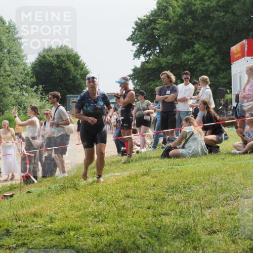 21.06.2025 - 27. Vierlanden-Triathlon KatJ http://msf.ph/oto/8034352 15.06.2025 11:18:22 Schwimmen 908, 933 meine-sportfotos.de