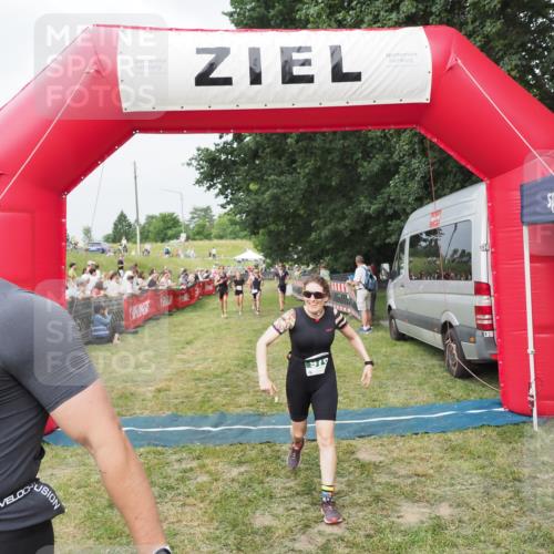 21.06.2025 - 27. Vierlanden-Triathlon MichiJ http://msf.ph/oto/8034354 15.06.2026 12:57:56 Ziel 75, 713, 976, 1019, 1020, 1022, 1023 meine-sportfotos.de