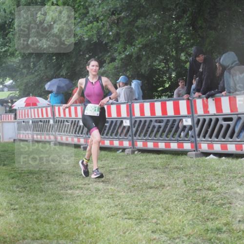 21.06.2025 - 27. Vierlanden-Triathlon KatJ http://msf.ph/oto/8034355 15.06.2025 13:48:24 Ziel 901 meine-sportfotos.de