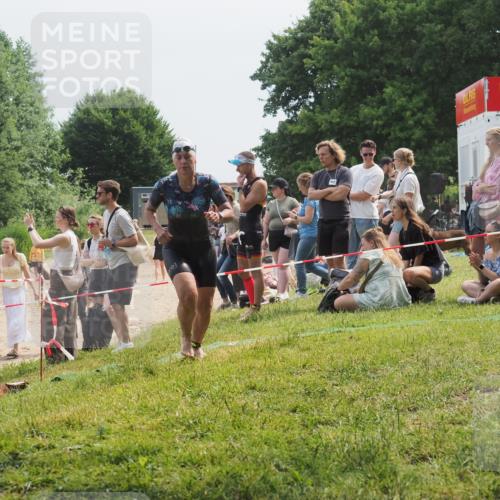 21.06.2025 - 27. Vierlanden-Triathlon KatJ http://msf.ph/oto/8034357 15.06.2025 11:18:22 Schwimmen 908, 933 meine-sportfotos.de