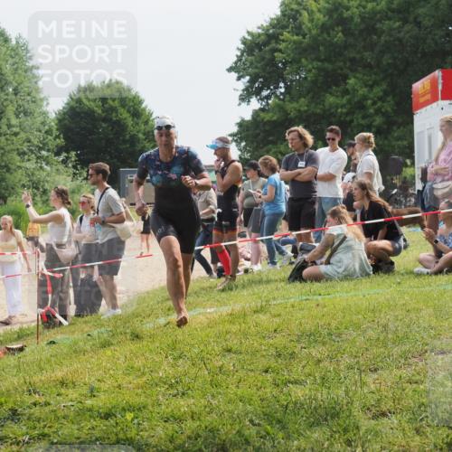 21.06.2025 - 27. Vierlanden-Triathlon KatJ http://msf.ph/oto/8034363 15.06.2025 11:18:22 Schwimmen 908, 933 meine-sportfotos.de