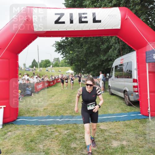 21.06.2025 - 27. Vierlanden-Triathlon MichiJ http://msf.ph/oto/8034367 15.06.2026 12:57:56 Ziel 75, 713, 976, 1019, 1020, 1022, 1023 meine-sportfotos.de