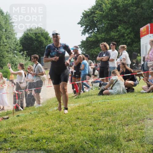 21.06.2025 - 27. Vierlanden-Triathlon KatJ http://msf.ph/oto/8034369 15.06.2025 11:18:22 Schwimmen 908, 933 meine-sportfotos.de