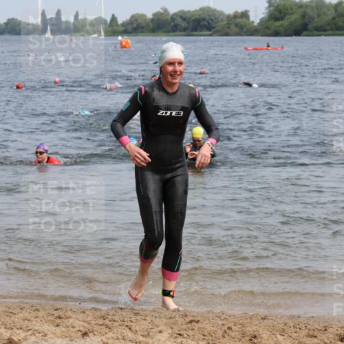 21.06.2025 - 27. Vierlanden-Triathlon Lena Gebhardt http://msf.ph/oto/8034370 15.06.2025 11:19:47 Schwimmen 899, 915 meine-sportfotos.de