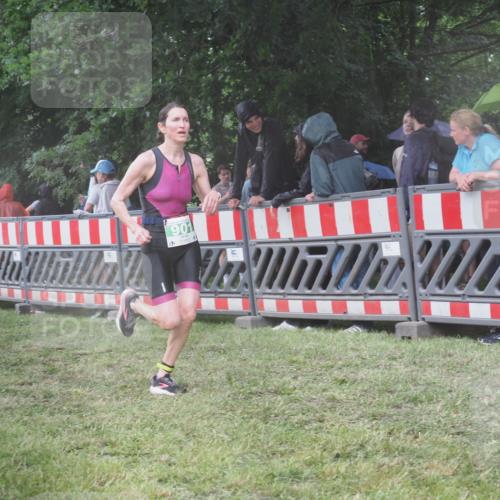 21.06.2025 - 27. Vierlanden-Triathlon KatJ http://msf.ph/oto/8034372 15.06.2025 13:48:25 Ziel 901 meine-sportfotos.de