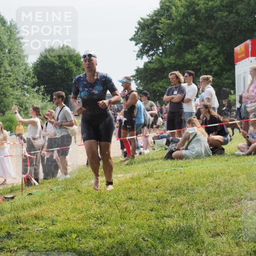 21.06.2025 - 27. Vierlanden-Triathlon KatJ http://msf.ph/oto/8034374 15.06.2025 11:18:22 Schwimmen 908, 933 meine-sportfotos.de