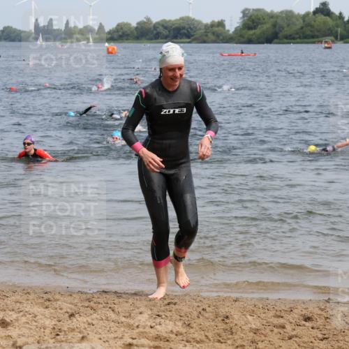 21.06.2025 - 27. Vierlanden-Triathlon Lena Gebhardt http://msf.ph/oto/8034377 15.06.2025 11:19:47 Schwimmen 899, 915 meine-sportfotos.de