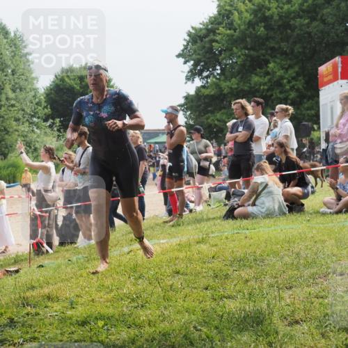 21.06.2025 - 27. Vierlanden-Triathlon KatJ http://msf.ph/oto/8034386 15.06.2025 11:18:23 Schwimmen 908, 933 meine-sportfotos.de