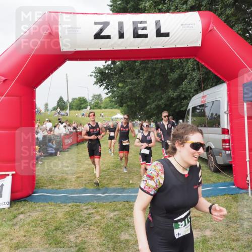 21.06.2025 - 27. Vierlanden-Triathlon MichiJ http://msf.ph/oto/8034389 15.06.2026 12:57:59 Ziel 75, 976, 1019, 1020, 1022, 1023 meine-sportfotos.de