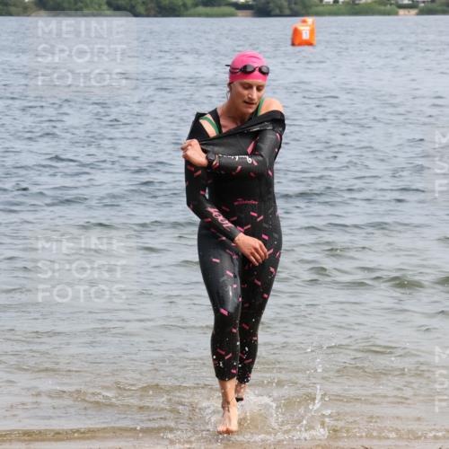 21.06.2025 - 27. Vierlanden-Triathlon Lena Gebhardt http://msf.ph/oto/8034390 15.06.2025 11:19:48 Schwimmen 899, 915 meine-sportfotos.de