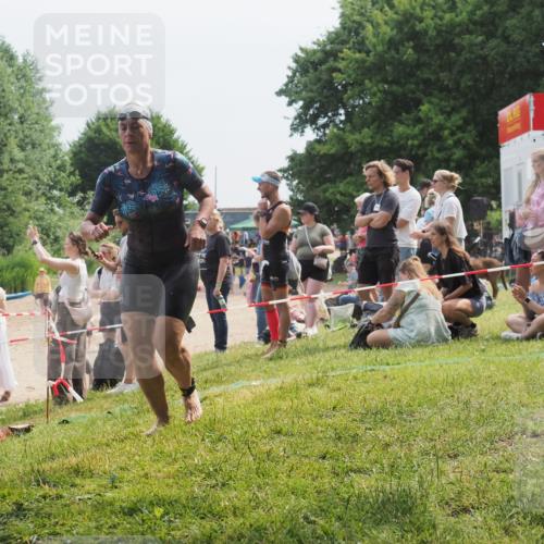 21.06.2025 - 27. Vierlanden-Triathlon KatJ http://msf.ph/oto/8034393 15.06.2025 11:18:23 Schwimmen 908, 933 meine-sportfotos.de