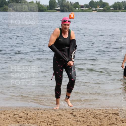 21.06.2025 - 27. Vierlanden-Triathlon Lena Gebhardt http://msf.ph/oto/8034395 15.06.2025 11:19:49 Schwimmen 899, 915, 964 meine-sportfotos.de