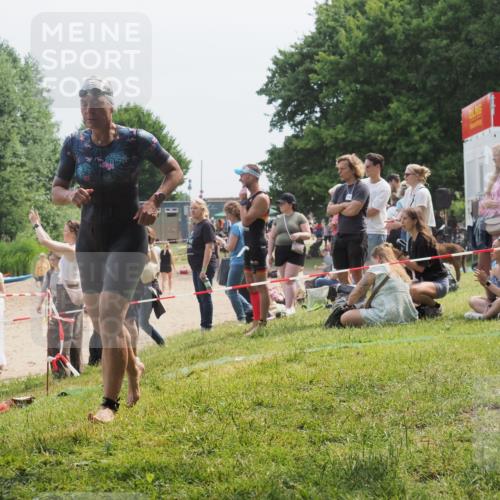 21.06.2025 - 27. Vierlanden-Triathlon KatJ http://msf.ph/oto/8034399 15.06.2025 11:18:23 Schwimmen 908, 933 meine-sportfotos.de