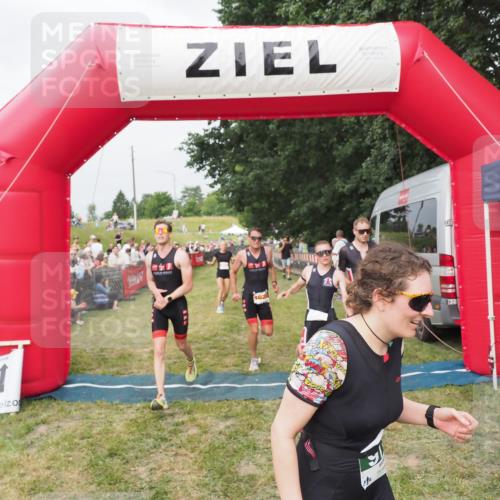 21.06.2025 - 27. Vierlanden-Triathlon MichiJ http://msf.ph/oto/8034405 15.06.2026 12:57:59 Ziel 75, 976, 1019, 1020, 1022, 1023 meine-sportfotos.de