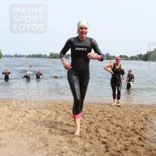 21.06.2025 - 27. Vierlanden-Triathlon Lena Gebhardt http://msf.ph/oto/8034409 15.06.2025 11:19:50 Schwimmen 899, 915, 964 meine-sportfotos.de