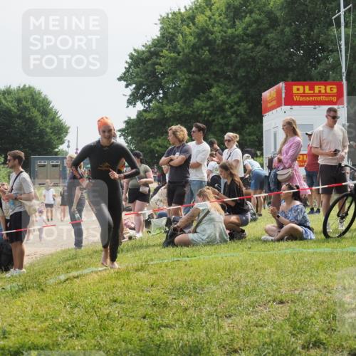 21.06.2025 - 27. Vierlanden-Triathlon KatJ http://msf.ph/oto/8034419 15.06.2025 11:18:25 Schwimmen 908, 933, 970 meine-sportfotos.de