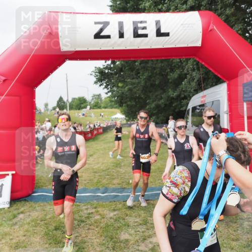 21.06.2025 - 27. Vierlanden-Triathlon MichiJ http://msf.ph/oto/8034425 15.06.2026 12:57:59 Ziel 75, 976, 1019, 1020, 1022, 1023 meine-sportfotos.de