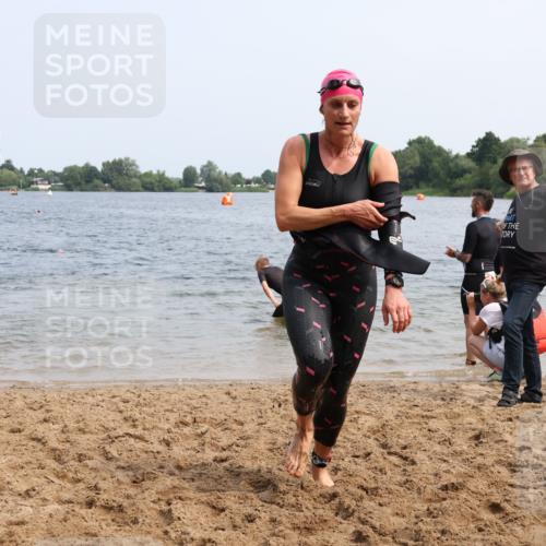 21.06.2025 - 27. Vierlanden-Triathlon Lena Gebhardt http://msf.ph/oto/8034431 15.06.2025 11:19:52 Schwimmen 889, 899, 915, 932, 964 meine-sportfotos.de