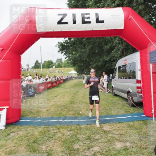 21.06.2025 - 27. Vierlanden-Triathlon MichiJ http://msf.ph/oto/8034434 15.06.2026 12:58:11 Ziel 712 meine-sportfotos.de
