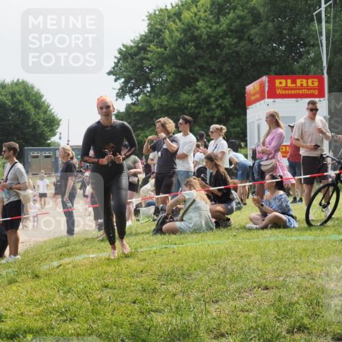21.06.2025 - 27. Vierlanden-Triathlon KatJ http://msf.ph/oto/8034436 15.06.2025 11:18:26 Schwimmen 908, 933, 970 meine-sportfotos.de