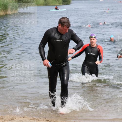 21.06.2025 - 27. Vierlanden-Triathlon Lena Gebhardt http://msf.ph/oto/8034438 15.06.2025 11:19:53 Schwimmen 806, 889, 899, 915, 932, 964 meine-sportfotos.de