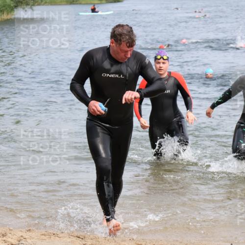 21.06.2025 - 27. Vierlanden-Triathlon Lena Gebhardt http://msf.ph/oto/8034443 15.06.2025 11:19:54 Schwimmen 806, 889, 899, 915, 932, 964 meine-sportfotos.de
