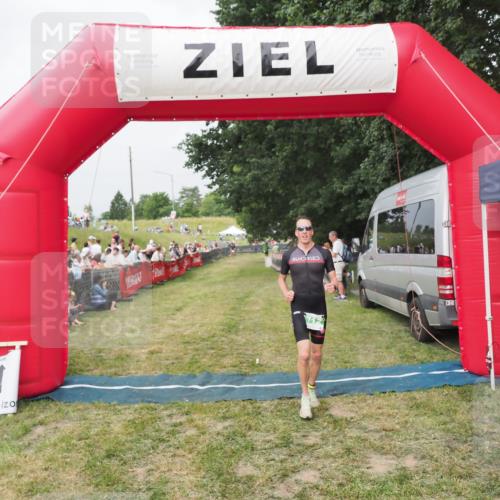 21.06.2025 - 27. Vierlanden-Triathlon MichiJ http://msf.ph/oto/8034445 15.06.2026 12:58:11 Ziel 712 meine-sportfotos.de