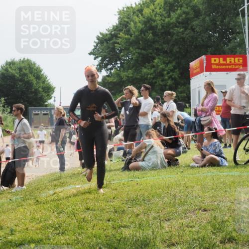 21.06.2025 - 27. Vierlanden-Triathlon KatJ http://msf.ph/oto/8034447 15.06.2025 11:18:26 Schwimmen 908, 933, 970 meine-sportfotos.de