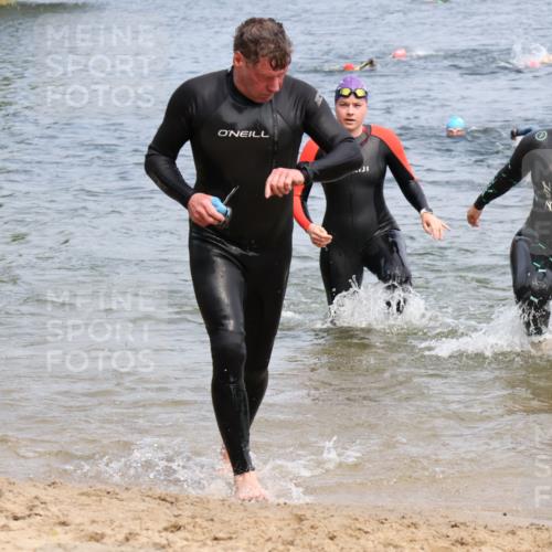 21.06.2025 - 27. Vierlanden-Triathlon Lena Gebhardt http://msf.ph/oto/8034450 15.06.2025 11:19:54 Schwimmen 806, 889, 899, 915, 932, 964 meine-sportfotos.de