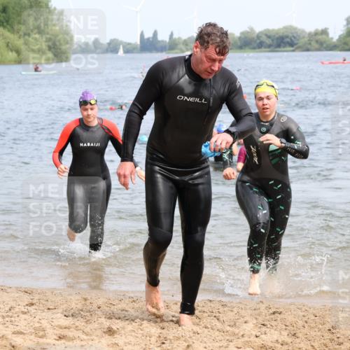 21.06.2025 - 27. Vierlanden-Triathlon Lena Gebhardt http://msf.ph/oto/8034460 15.06.2025 11:19:57 Schwimmen 806, 889, 899, 915, 930, 932, 964, 976 meine-sportfotos.de