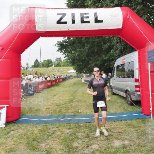 21.06.2025 - 27. Vierlanden-Triathlon MichiJ http://msf.ph/oto/8034462 15.06.2026 12:58:12 Ziel 712 meine-sportfotos.de