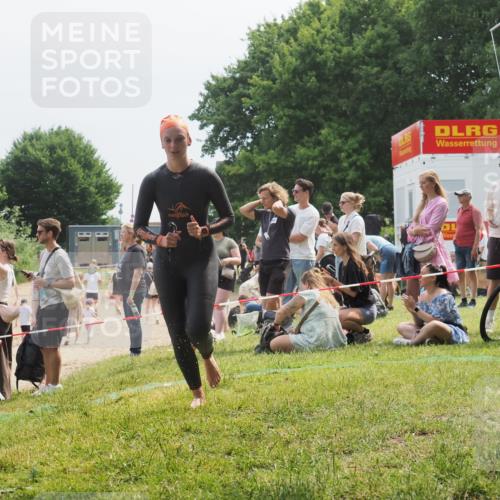 21.06.2025 - 27. Vierlanden-Triathlon KatJ http://msf.ph/oto/8034464 15.06.2025 11:18:26 Schwimmen 908, 933, 970 meine-sportfotos.de