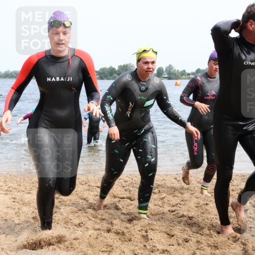 21.06.2025 - 27. Vierlanden-Triathlon Lena Gebhardt http://msf.ph/oto/8034487 15.06.2025 11:20:00 Schwimmen 806, 889, 899, 915, 930, 932, 964, 976 meine-sportfotos.de