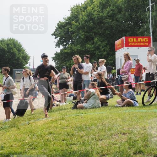 21.06.2025 - 27. Vierlanden-Triathlon KatJ http://msf.ph/oto/8034488 15.06.2025 11:18:31 Schwimmen 908, 912, 933, 970 meine-sportfotos.de