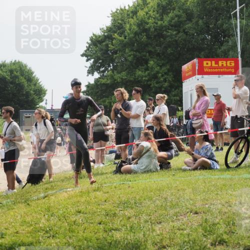 21.06.2025 - 27. Vierlanden-Triathlon KatJ http://msf.ph/oto/8034493 15.06.2025 11:18:32 Schwimmen 912, 933, 970 meine-sportfotos.de