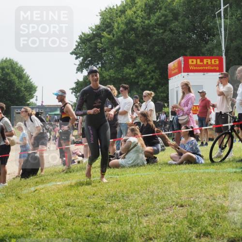 21.06.2025 - 27. Vierlanden-Triathlon KatJ http://msf.ph/oto/8034504 15.06.2025 11:18:32 Schwimmen 912, 933, 970 meine-sportfotos.de