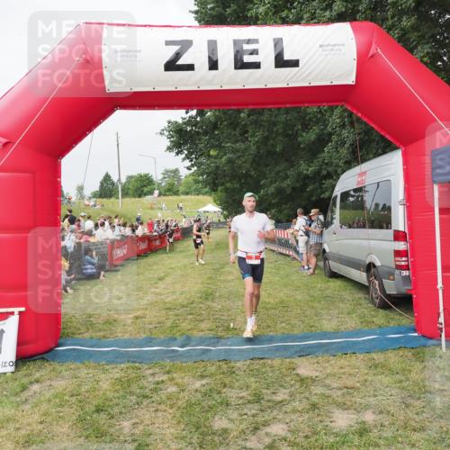 21.06.2025 - 27. Vierlanden-Triathlon MichiJ http://msf.ph/oto/8034507 15.06.2026 12:58:25 Ziel 3, 11 meine-sportfotos.de