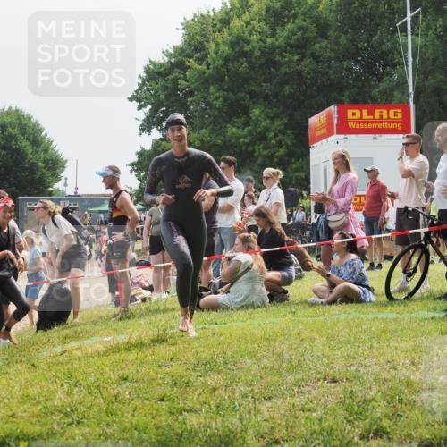 21.06.2025 - 27. Vierlanden-Triathlon KatJ http://msf.ph/oto/8034508 15.06.2025 11:18:32 Schwimmen 912, 933, 970 meine-sportfotos.de