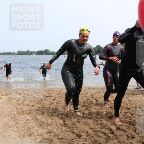 21.06.2025 - 27. Vierlanden-Triathlon Lena Gebhardt http://msf.ph/oto/8034509 15.06.2025 11:20:01 Schwimmen 806, 889, 899, 930, 932, 940, 964, 976 meine-sportfotos.de