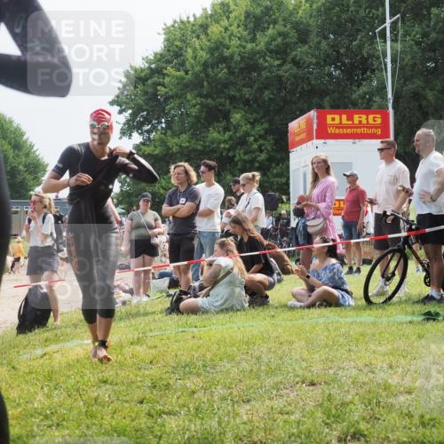 21.06.2025 - 27. Vierlanden-Triathlon KatJ http://msf.ph/oto/8034511 15.06.2025 11:18:34 Schwimmen 912, 933, 970 meine-sportfotos.de