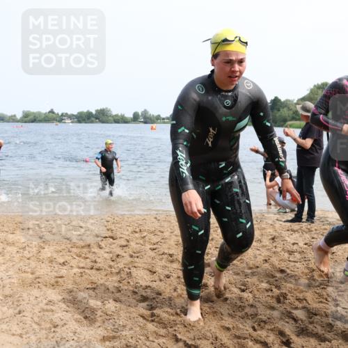 21.06.2025 - 27. Vierlanden-Triathlon Lena Gebhardt http://msf.ph/oto/8034512 15.06.2025 11:20:02 Schwimmen 806, 889, 930, 932, 940, 964, 976 meine-sportfotos.de