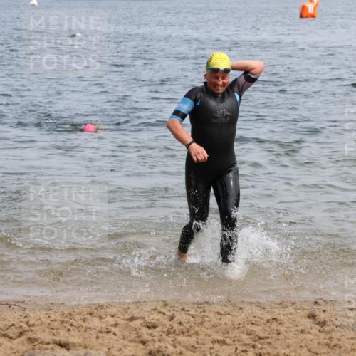 21.06.2025 - 27. Vierlanden-Triathlon Lena Gebhardt http://msf.ph/oto/8034517 15.06.2025 11:20:02 Schwimmen 806, 889, 930, 932, 940, 964, 976 meine-sportfotos.de