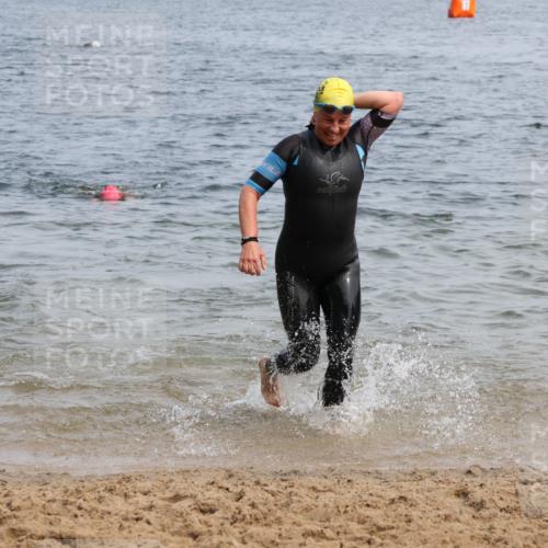 21.06.2025 - 27. Vierlanden-Triathlon Lena Gebhardt http://msf.ph/oto/8034523 15.06.2025 11:20:02 Schwimmen 806, 889, 930, 932, 940, 964, 976 meine-sportfotos.de