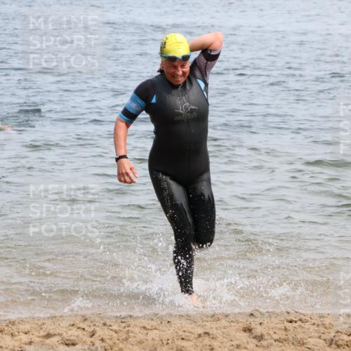 21.06.2025 - 27. Vierlanden-Triathlon Lena Gebhardt http://msf.ph/oto/8034528 15.06.2025 11:20:03 Schwimmen 806, 889, 930, 932, 940, 964, 976 meine-sportfotos.de