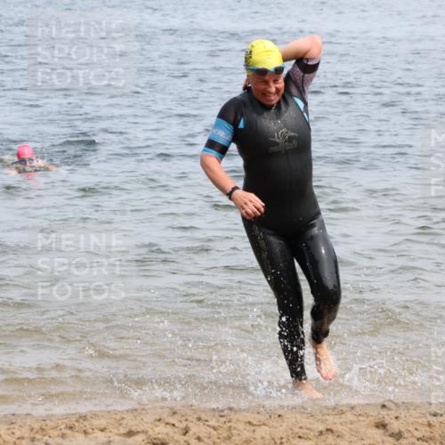 21.06.2025 - 27. Vierlanden-Triathlon Lena Gebhardt http://msf.ph/oto/8034532 15.06.2025 11:20:03 Schwimmen 806, 889, 930, 932, 940, 964, 976 meine-sportfotos.de