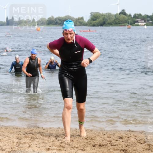 21.06.2025 - 27. Vierlanden-Triathlon Lena Gebhardt http://msf.ph/oto/8034535 15.06.2025 11:20:04 Schwimmen 806, 889, 930, 932, 940, 964, 976 meine-sportfotos.de